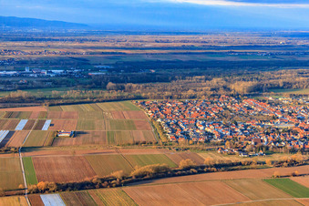 Vue de la ville depuis le sud-ouest en hiver à Offenbach an der Queich dans le département Rhénanie-Palatinat, Allemagne d'en haut