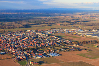 Vue de la ville depuis le sud-ouest en hiver à Offenbach an der Queich dans le département Rhénanie-Palatinat, Allemagne hors des airs