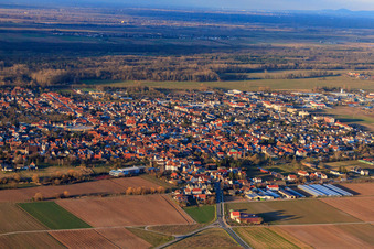 Vue aérienne de Vue de la ville depuis le sud en hiver à Offenbach an der Queich dans le département Rhénanie-Palatinat, Allemagne