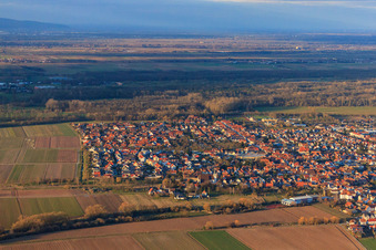 Vue aérienne de Vue de la ville depuis le sud en hiver à Offenbach an der Queich dans le département Rhénanie-Palatinat, Allemagne