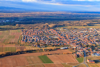 Vue oblique de Vue de la ville depuis le sud en hiver à Offenbach an der Queich dans le département Rhénanie-Palatinat, Allemagne