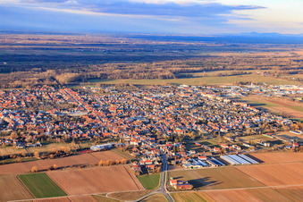 Vue de la ville depuis le sud en hiver à Offenbach an der Queich dans le département Rhénanie-Palatinat, Allemagne d'en haut