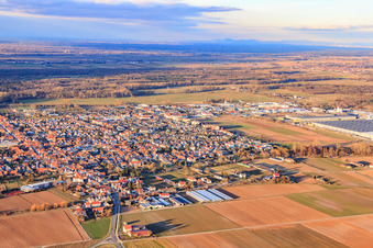 Vue de la ville depuis le sud en hiver à Offenbach an der Queich dans le département Rhénanie-Palatinat, Allemagne hors des airs
