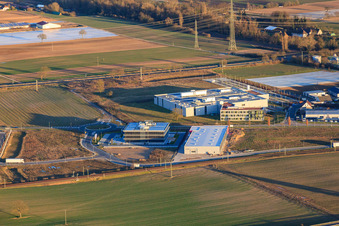 Vue aérienne de ITK Engineering GmbH dans le parc industriel Im Speyerer Tal à Rülzheim dans le département Rhénanie-Palatinat, Allemagne
