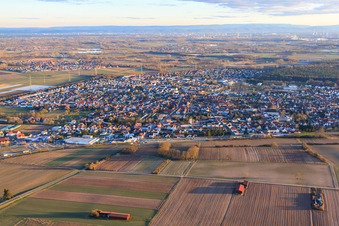 Vue aérienne de Vue de la ville depuis le nord à Rülzheim dans le département Rhénanie-Palatinat, Allemagne