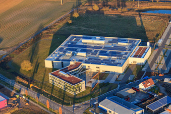 Photographie aérienne de DBK EMS GmbH & Co. KG dans le parc industriel de Nordring à Rülzheim dans le département Rhénanie-Palatinat, Allemagne