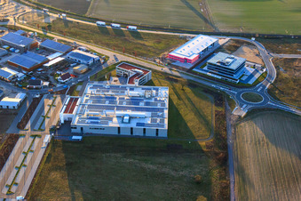 DBK EMS GmbH & Co. KG dans le parc industriel de Nordring à Rülzheim dans le département Rhénanie-Palatinat, Allemagne vue du ciel