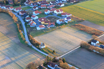 Vue aérienne de Chapelle des Pauvres Âmes sur Knittelsheimer Weg à Herxheimweyher dans le département Rhénanie-Palatinat, Allemagne