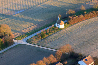 Vue oblique de Chapelle des Pauvres Âmes sur Knittelsheimer Weg à Herxheimweyher dans le département Rhénanie-Palatinat, Allemagne
