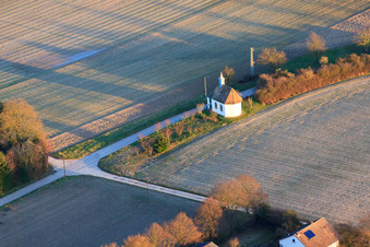 Chapelle des Pauvres Âmes sur Knittelsheimer Weg à Herxheimweyher dans le département Rhénanie-Palatinat, Allemagne d'en haut