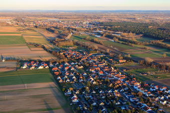 Vue aérienne de Vue du village en hiver depuis l'ouest à Herxheimweyher dans le département Rhénanie-Palatinat, Allemagne