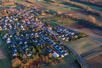 Vue oblique de Vue du village en hiver depuis l'ouest à Herxheimweyher dans le département Rhénanie-Palatinat, Allemagne