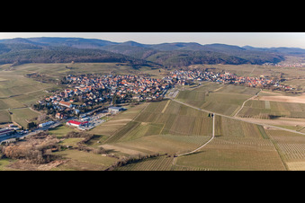 Vue aérienne de Vue de la ville avec le début de la route des vins allemande depuis le sud-est à le quartier Schweigen in Schweigen-Rechtenbach dans le département Rhénanie-Palatinat, Allemagne