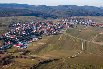 Quartier Schweigen in Schweigen-Rechtenbach dans le département Rhénanie-Palatinat, Allemagne du point de vue du drone