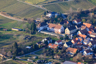 Vue aérienne de Rue Pauliner à le quartier Schweigen in Schweigen-Rechtenbach dans le département Rhénanie-Palatinat, Allemagne