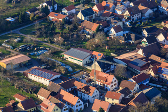 Vue aérienne de Domaine viticole Oerther à le quartier Schweigen in Schweigen-Rechtenbach dans le département Rhénanie-Palatinat, Allemagne