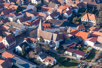 Vue aérienne de Bâtiment d'église au centre du village à le quartier Schweigen in Schweigen-Rechtenbach dans le département Rhénanie-Palatinat, Allemagne