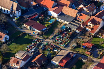 Vue aérienne de Chemin de jardin à le quartier Schweigen in Schweigen-Rechtenbach dans le département Rhénanie-Palatinat, Allemagne
