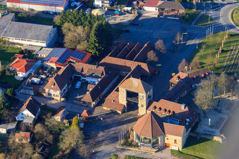 Vue oblique de Porte allemande du vin du Palatinat à le quartier Schweigen in Schweigen-Rechtenbach dans le département Rhénanie-Palatinat, Allemagne