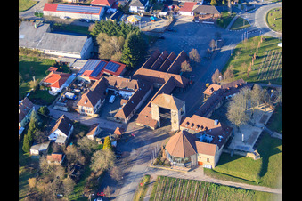 Porte allemande du vin du Palatinat à le quartier Schweigen in Schweigen-Rechtenbach dans le département Rhénanie-Palatinat, Allemagne d'en haut