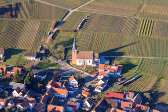 Vue aérienne de Église protestante Rechtenbach au vignoble en hiver à le quartier Rechtenbach in Schweigen-Rechtenbach dans le département Rhénanie-Palatinat, Allemagne