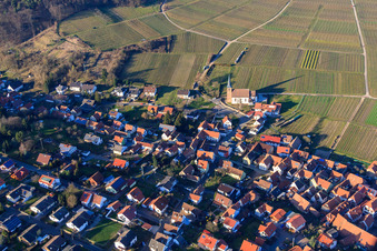 Photographie aérienne de Église protestante Rechtenbach au vignoble en hiver à le quartier Rechtenbach in Schweigen-Rechtenbach dans le département Rhénanie-Palatinat, Allemagne