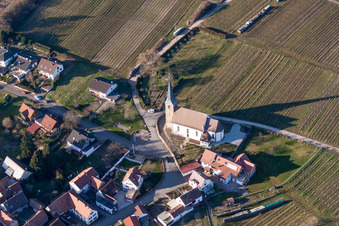 Vue aérienne de Église Schweigen-Rechtenbach au bord des vignes à le quartier Rechtenbach in Schweigen-Rechtenbach dans le département Rhénanie-Palatinat, Allemagne