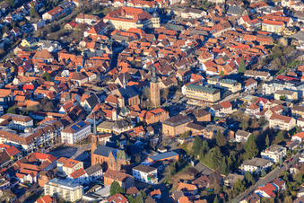 Vue aérienne de Église du marché à Bad Bergzabern dans le département Rhénanie-Palatinat, Allemagne