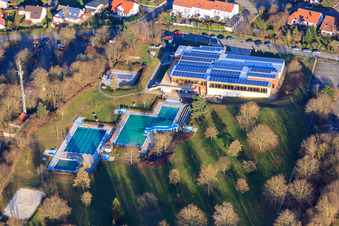 Vue aérienne de Rebmeerbad Bad Bergzabern en hiver à Bad Bergzabern dans le département Rhénanie-Palatinat, Allemagne