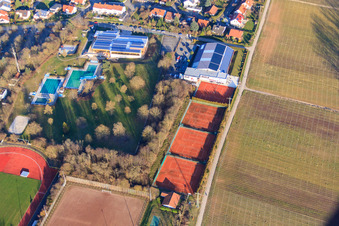 Vue aérienne de Courts de tennis et Soleil dans la salle de tennis à Bad Bergzabern dans le département Rhénanie-Palatinat, Allemagne