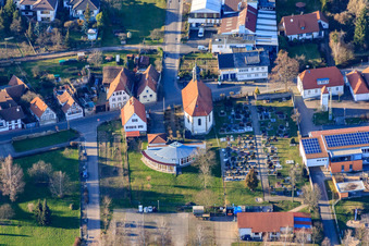 Vue aérienne de Église protestante Pleisweiler-Oberhofen à le quartier Oberhofen in Pleisweiler-Oberhofen dans le département Rhénanie-Palatinat, Allemagne