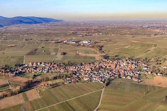 Vue aérienne de Vue du village en hiver depuis le sud à Göcklingen dans le département Rhénanie-Palatinat, Allemagne