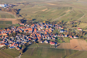 Vue aérienne de Vue du village en hiver depuis le sud à Göcklingen dans le département Rhénanie-Palatinat, Allemagne