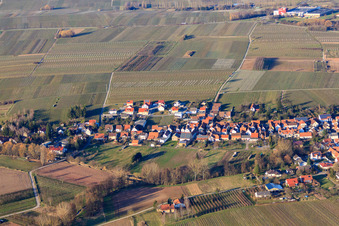 Vue oblique de Vue du village en hiver depuis le sud à Göcklingen dans le département Rhénanie-Palatinat, Allemagne