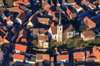 Vue aérienne de Église catholique Saint-Laurent et jardin Laurentius dans la Pfaffengasse à Göcklingen dans le département Rhénanie-Palatinat, Allemagne