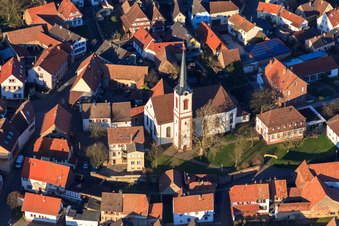Vue aérienne de Église catholique Saint-Laurent et jardin Laurentius dans la Pfaffengasse à Göcklingen dans le département Rhénanie-Palatinat, Allemagne