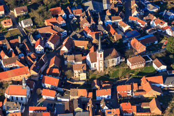 Photographie aérienne de Église catholique Saint-Laurent et jardin Laurentius dans la Pfaffengasse à Göcklingen dans le département Rhénanie-Palatinat, Allemagne