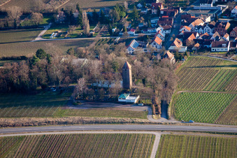 Vue aérienne de Église protestante au cimetière à le quartier Wollmesheim in Landau in der Pfalz dans le département Rhénanie-Palatinat, Allemagne