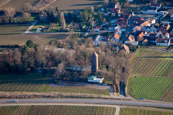 Vue aérienne de Église protestante au cimetière à le quartier Wollmesheim in Landau in der Pfalz dans le département Rhénanie-Palatinat, Allemagne