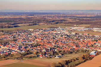 Vue de la ville depuis le sud-ouest en hiver à Offenbach an der Queich dans le département Rhénanie-Palatinat, Allemagne vue d'en haut
