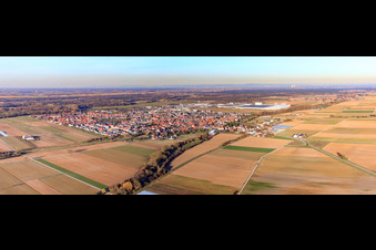 Vue aérienne de Panorama de la ville vers la zone industrielle Interpark depuis le sud-ouest en hiver à Offenbach an der Queich dans le département Rhénanie-Palatinat, Allemagne