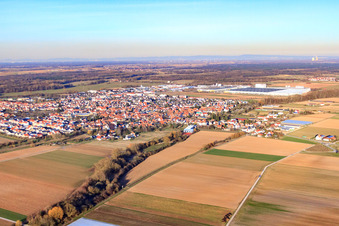Vue de la ville depuis le sud-ouest en hiver à Offenbach an der Queich dans le département Rhénanie-Palatinat, Allemagne depuis l'avion