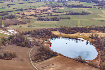 Vue aérienne de Lac de carrière sur l'Alte Lauter à Lauterbourg dans le département Bas Rhin, France