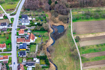 Vue aérienne de Cours de l'Altmurg derrière les maisons à Steinmauern dans le département Bade-Wurtemberg, Allemagne