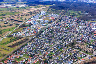Vue aérienne de Vue de la ville en hiver depuis le nord à Ötigheim dans le département Bade-Wurtemberg, Allemagne