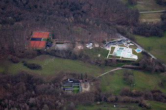 Vue aérienne de La piscine extérieure à le quartier Waldprechtsweier in Malsch dans le département Bade-Wurtemberg, Allemagne