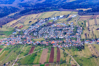 Vue aérienne de Village de la Forêt-Noire en hiver vu du nord à le quartier Völkersbach in Malsch dans le département Bade-Wurtemberg, Allemagne