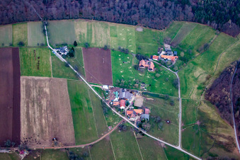 Vue oblique de Rimmelsbacher Hof à le quartier Völkersbach in Malsch dans le département Bade-Wurtemberg, Allemagne