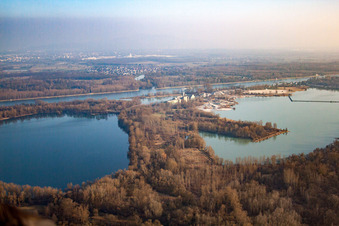 Vue aérienne de Lac de la carrière de Dyckerhoff à Seltz dans le département Bas Rhin, France
