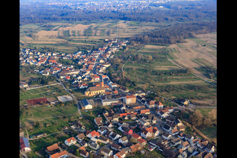 Vue aérienne de Église catholique de la Croix à Steinmauern dans le département Bade-Wurtemberg, Allemagne